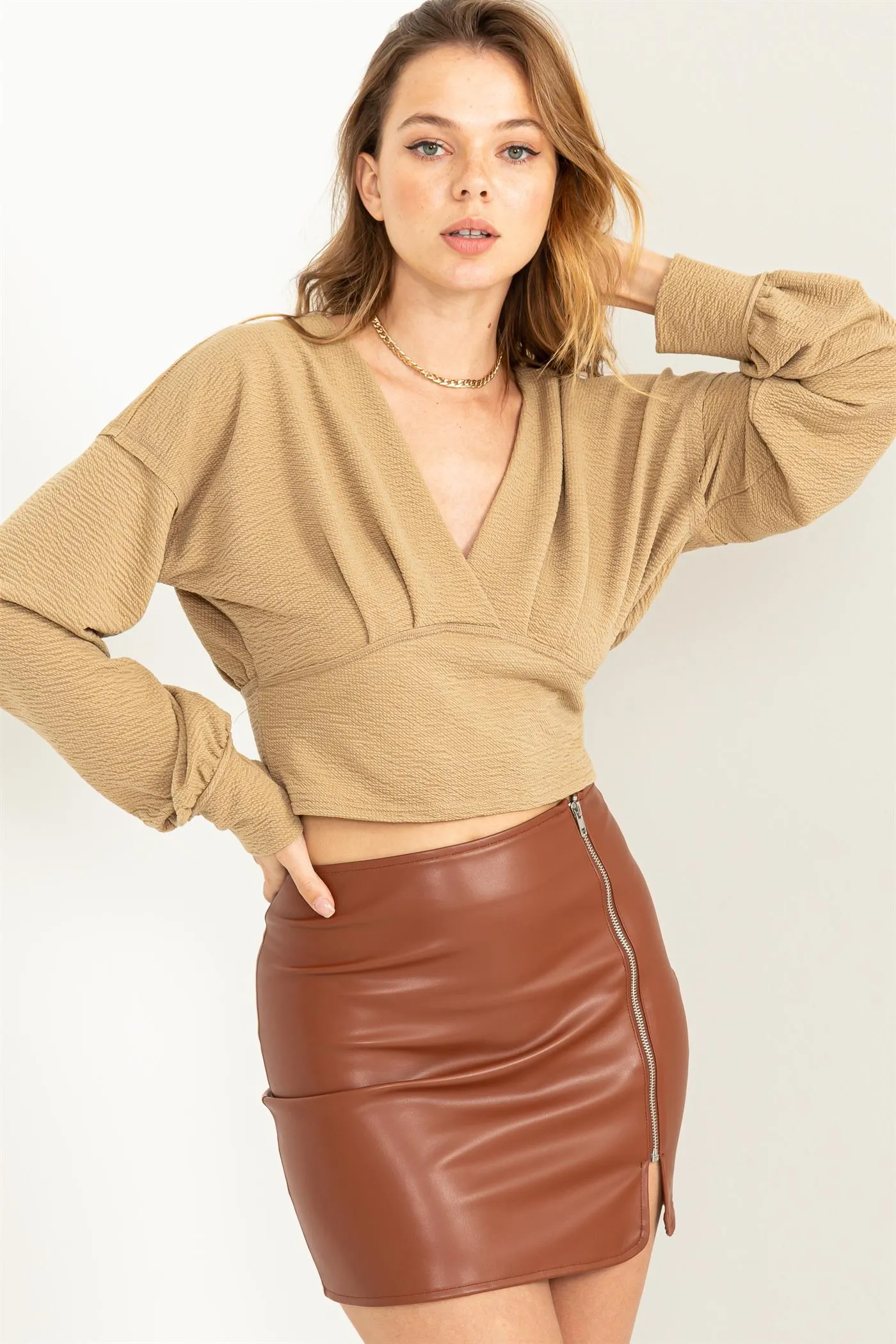 HF23F275-V-NECK KNIT CROP TOP