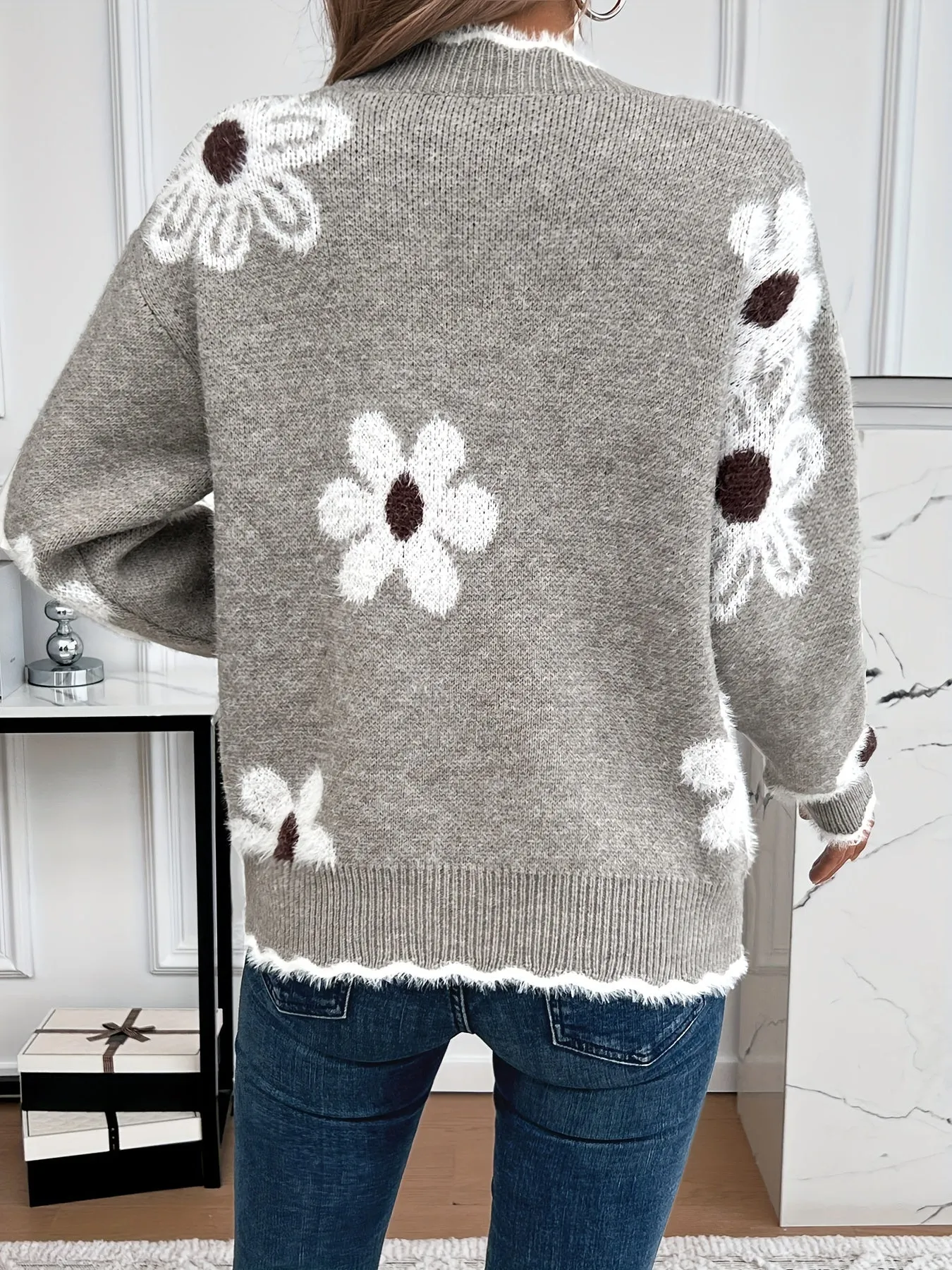 Liesbeth | Pullover mit Gehäkeltem Blumendesign